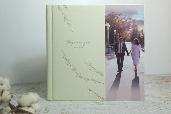 Фотокнига с обложкой из кожзама, фотовставкой и УФ-печатью 3